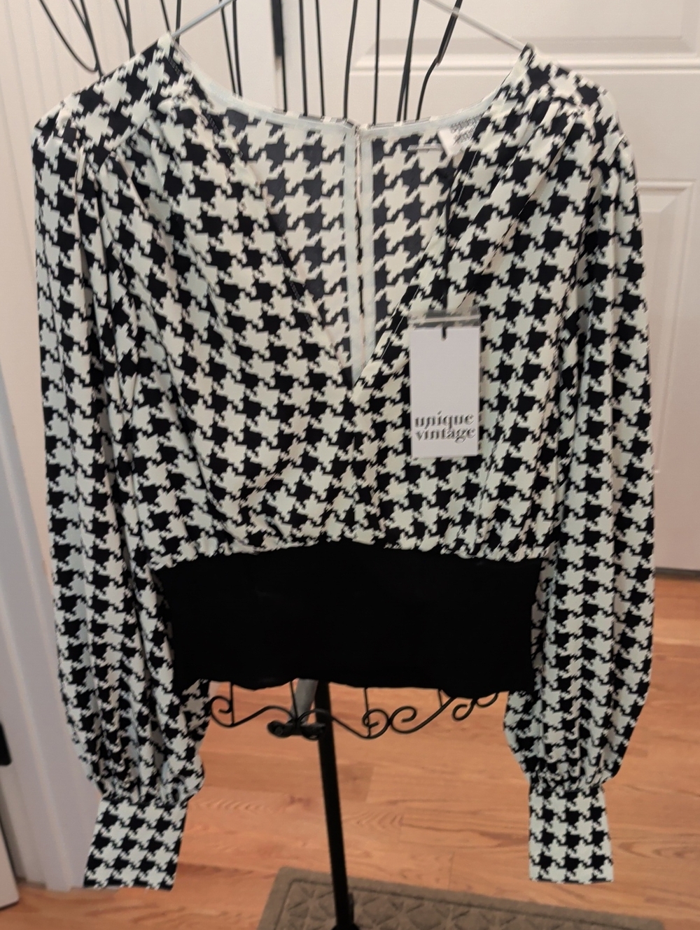 Net Unique Vintage Black & White Houndstooth Long Sleeve Top
